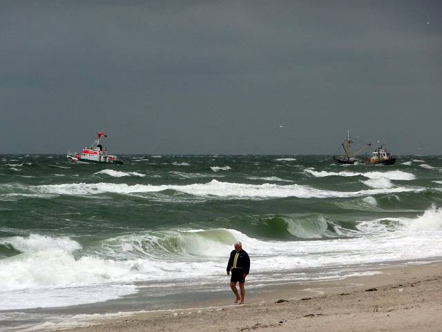 The fishing boat got stuck on the beach and had to be towed away by the rescue ship. Probably the engine broke.