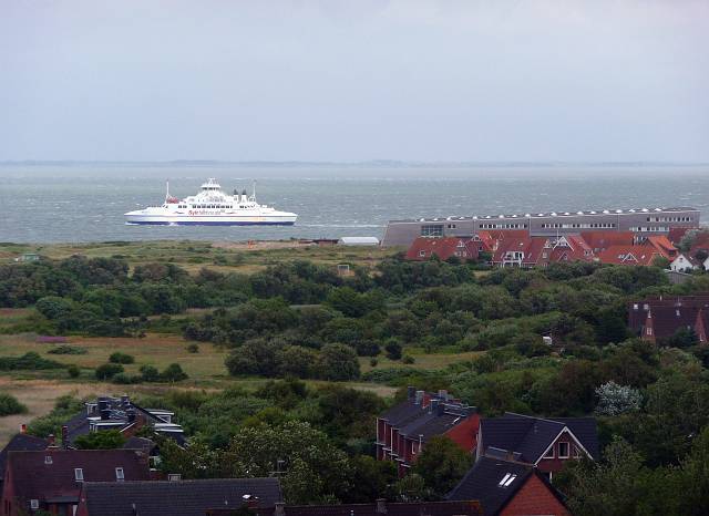The ferry List - Rømø is ugly as hell, the Alfred-Wegener-Institut is seen to the right.