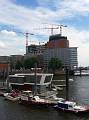 Houseboat and construction of the Elbphilharmonie.